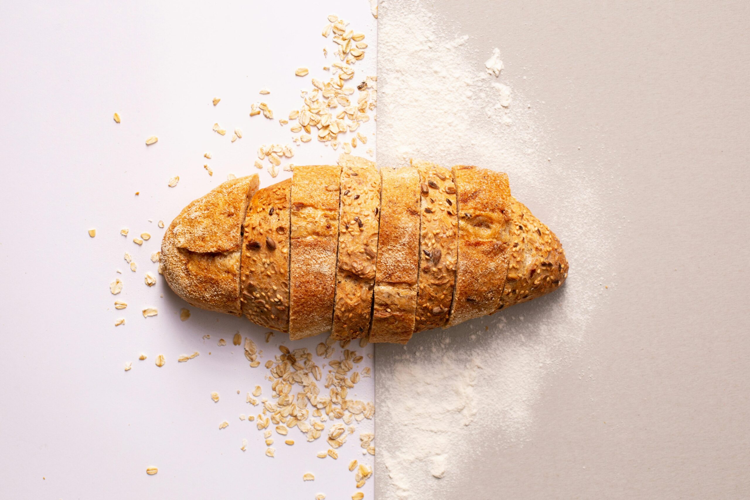 Geschnittenes Brot Auf Weißer Oberfläche