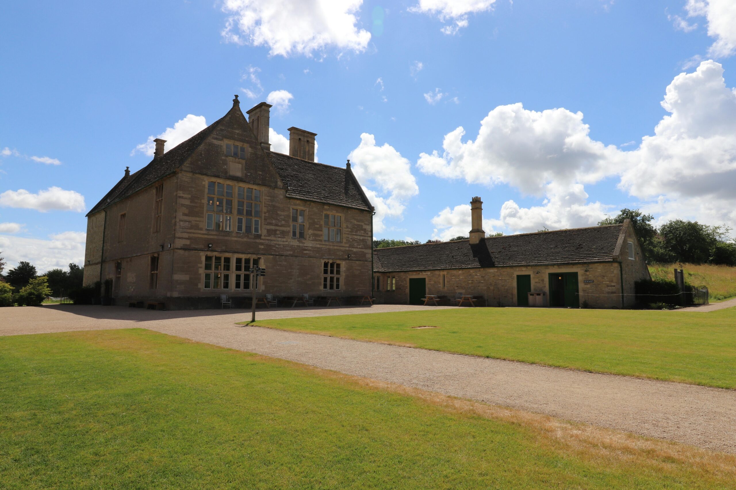 Atemberaubende Architektur in Lyveden, die den historischen englischen Charme unter einem strahlend blauen Himmel einfängt.