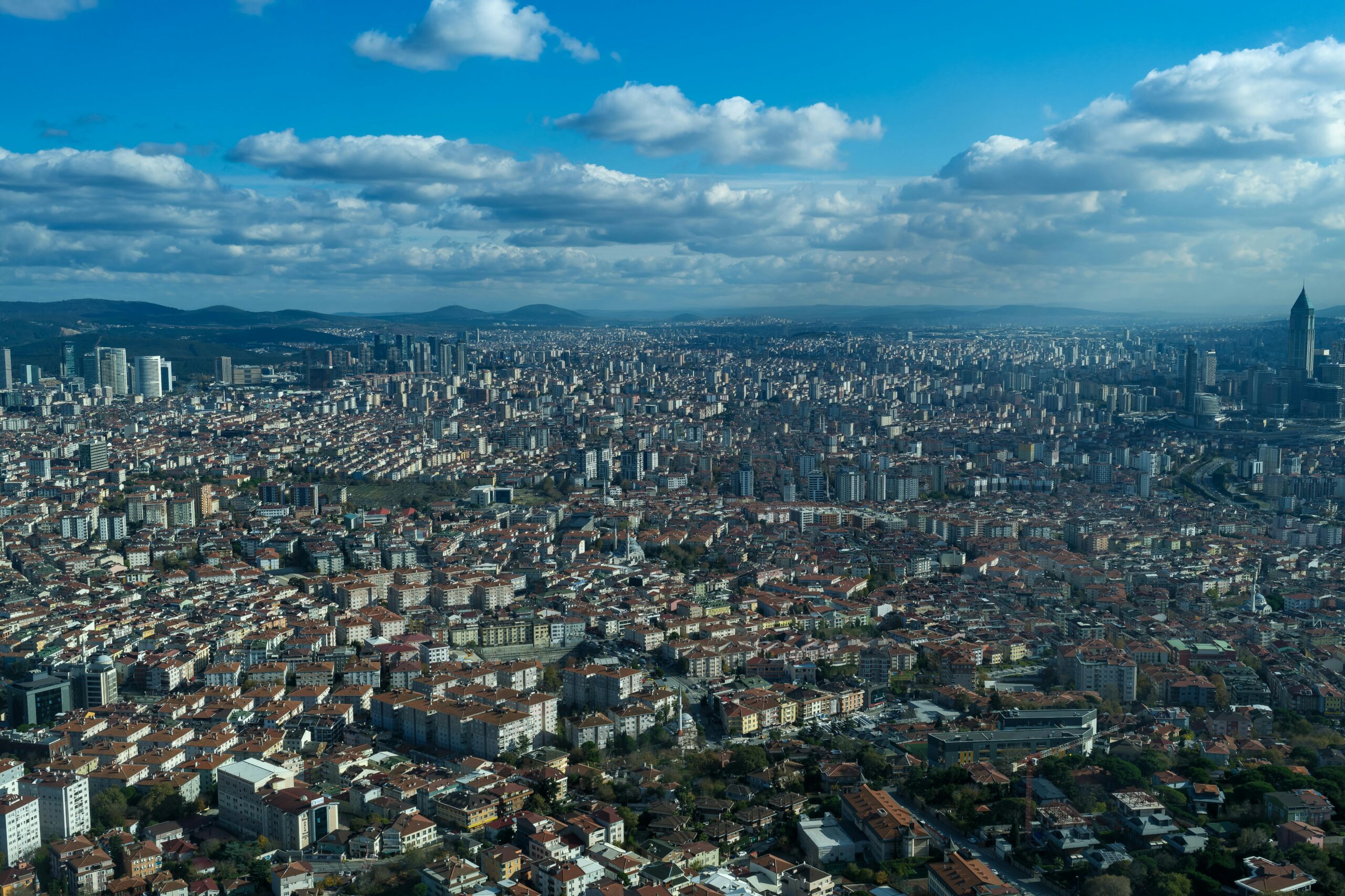 Ein atemberaubendes Luftpanorama von Istanbul, das das dichte Stadtbild und die architektonische Vielfalt zeigt.