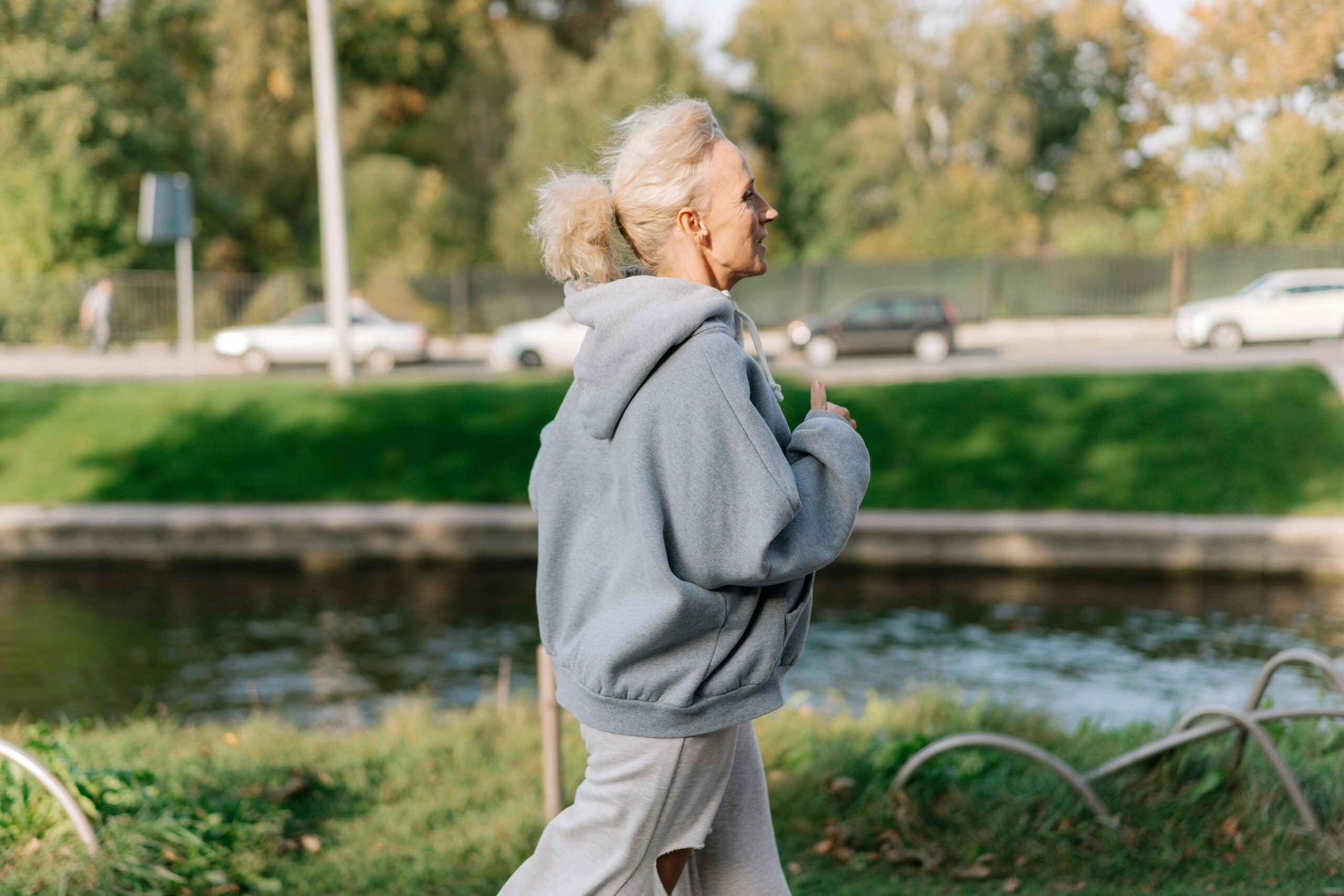 Frau Im Grauen Mantel, Der Nahe Fluss Steht