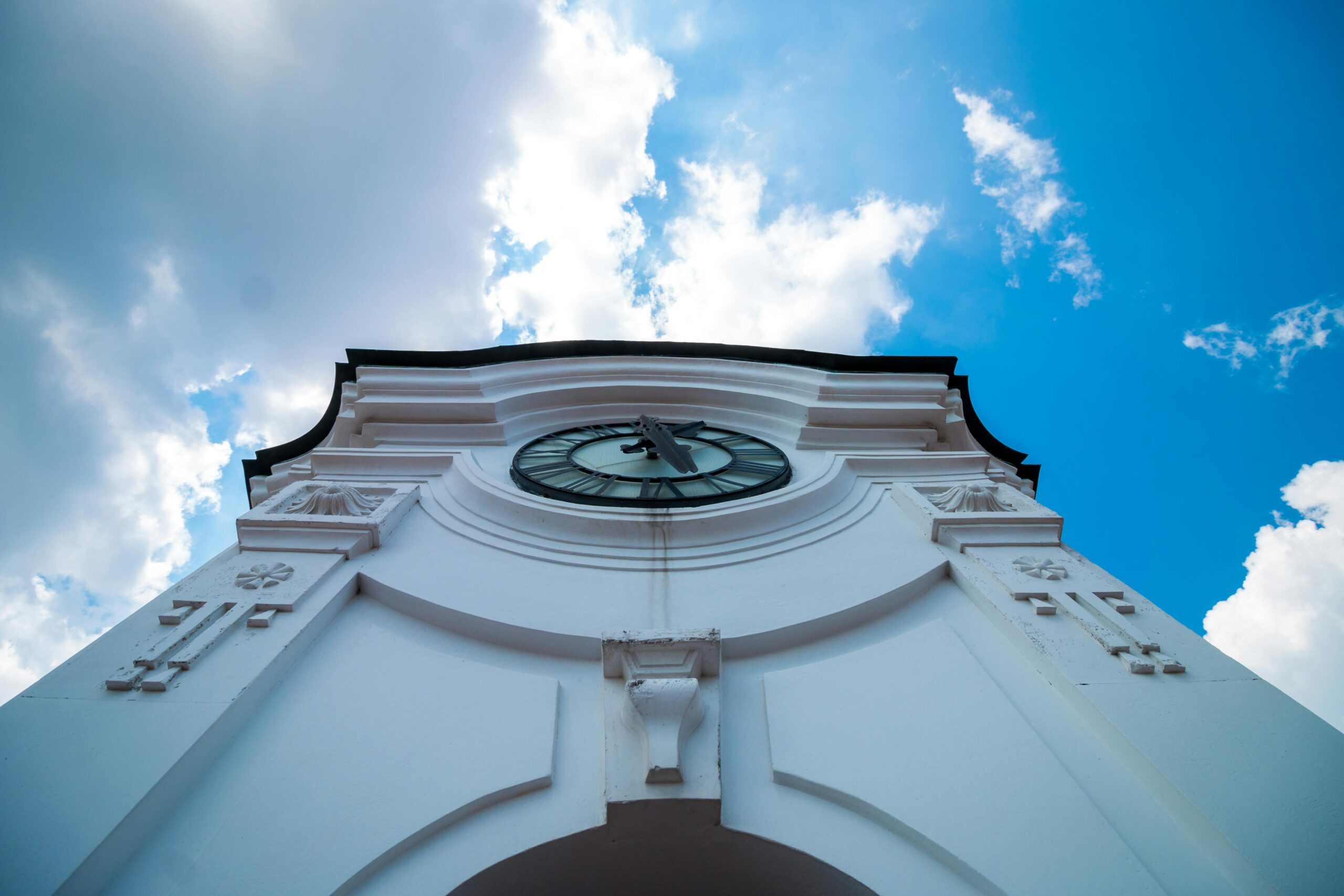 Weißes Betongebäude Mit Uhr Unter Blauem Weißem Himmel