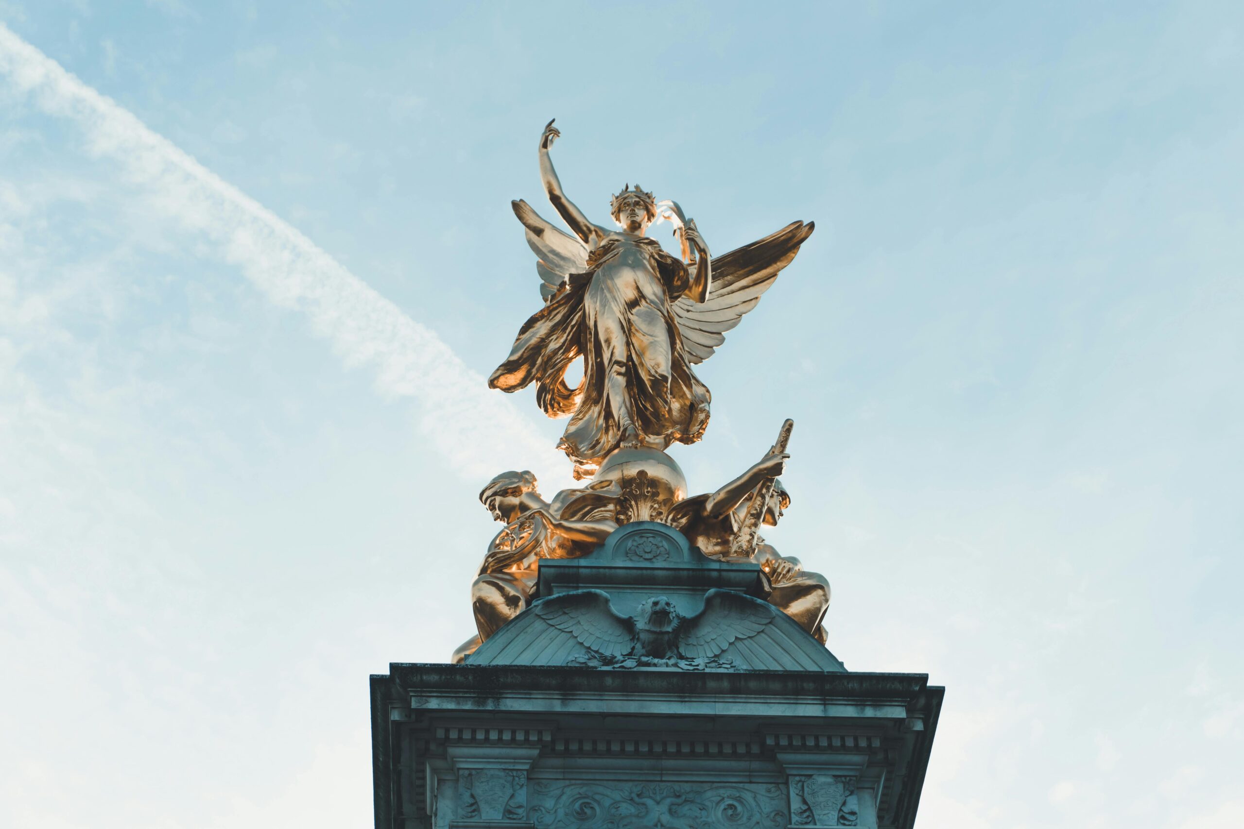 Engelsstatue Unter Blauem Himmel