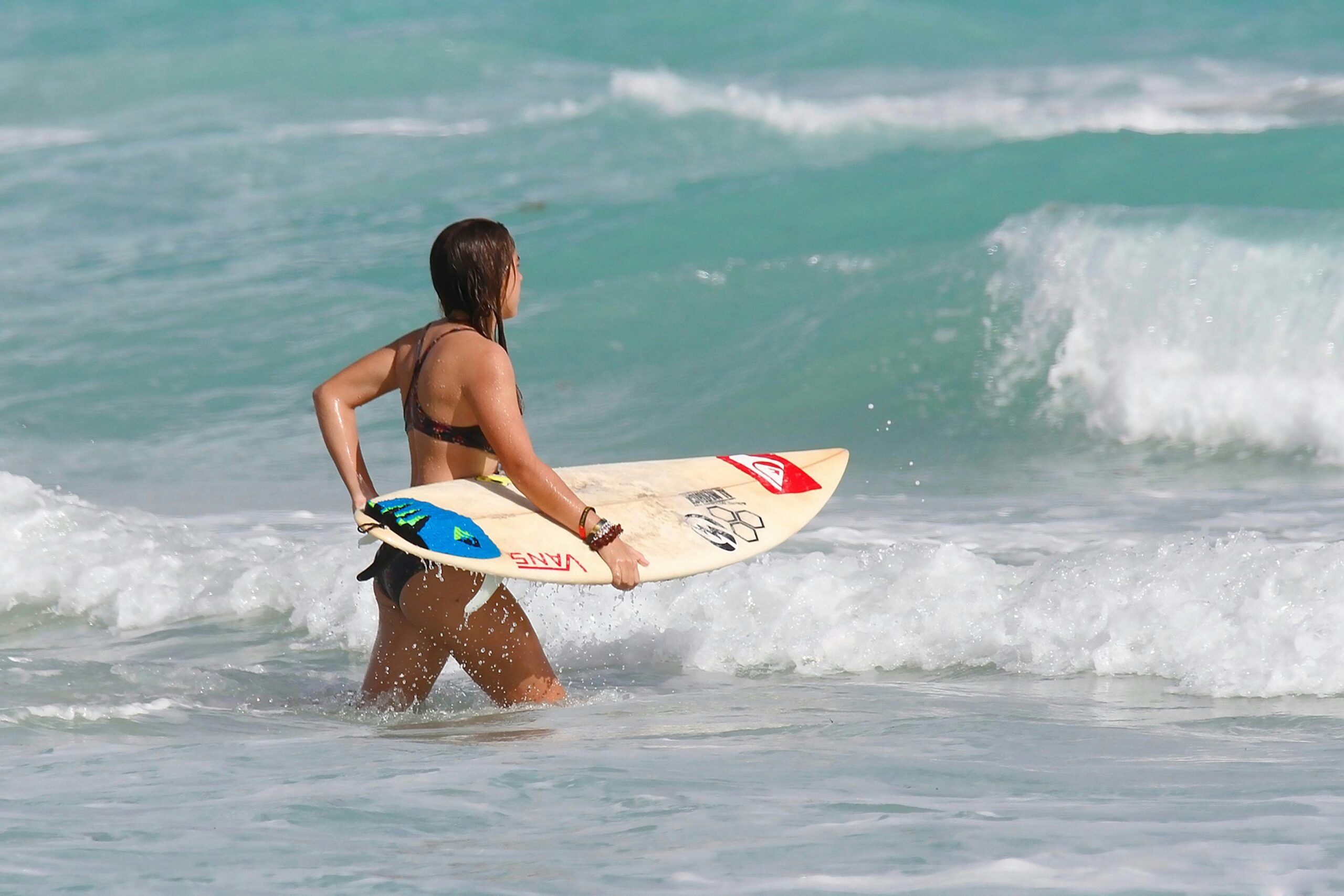 Frau, Die Surfbrett Trägt