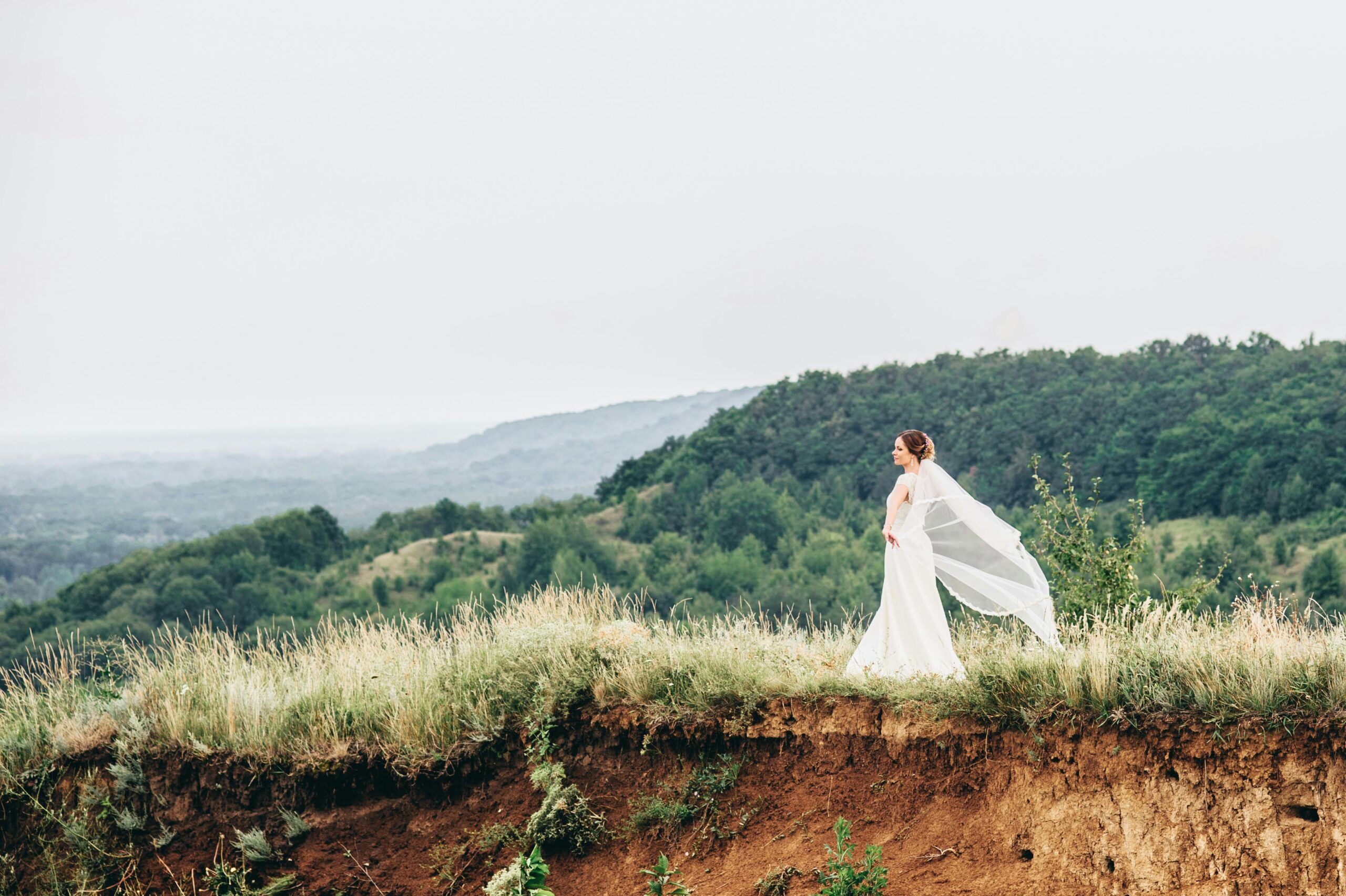 Eine Braut Im Brautkleid In Der Natur