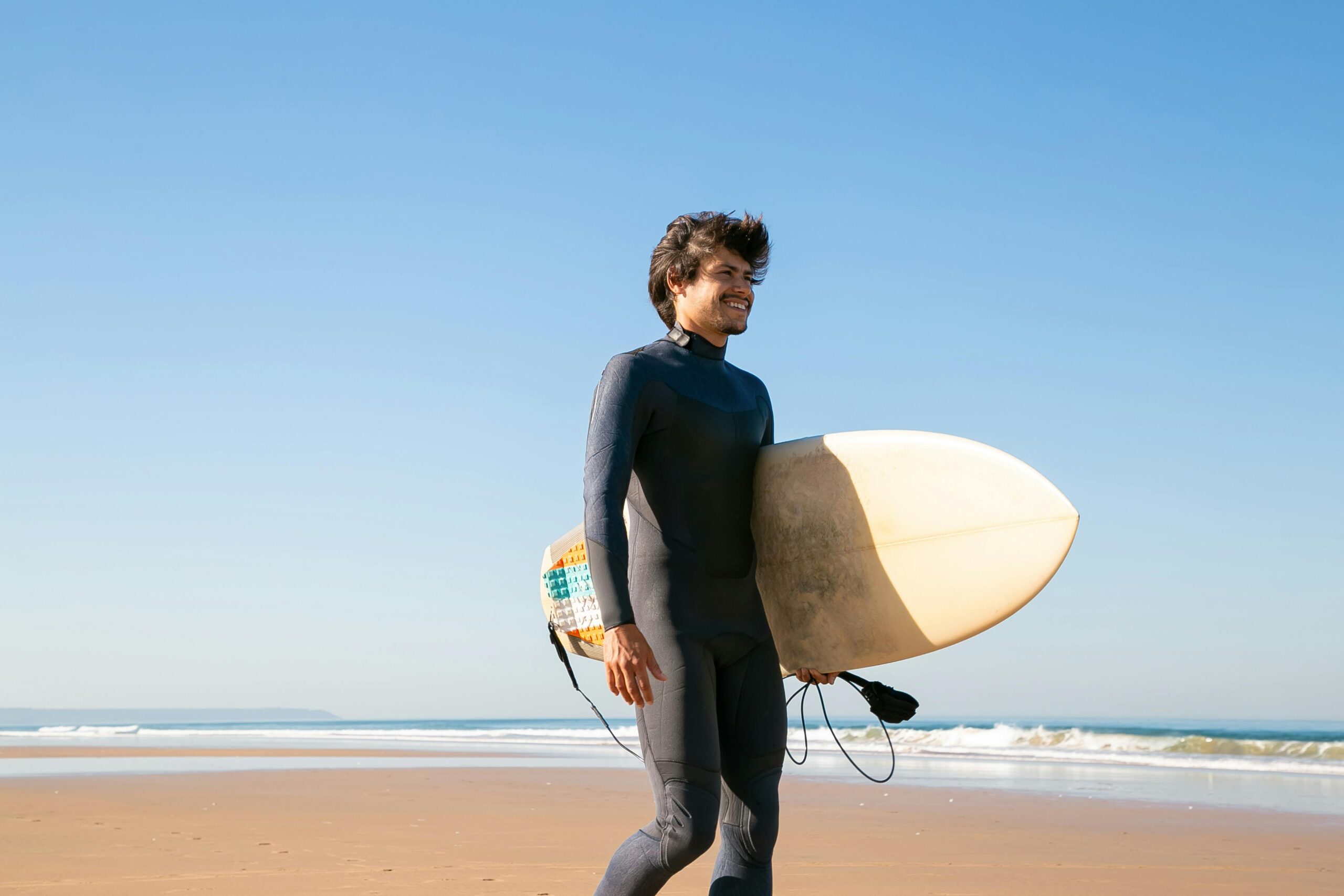 Mann Im Schwarzen Langarmhemd, Das Weißes Surfbrett Am Strand Trägt