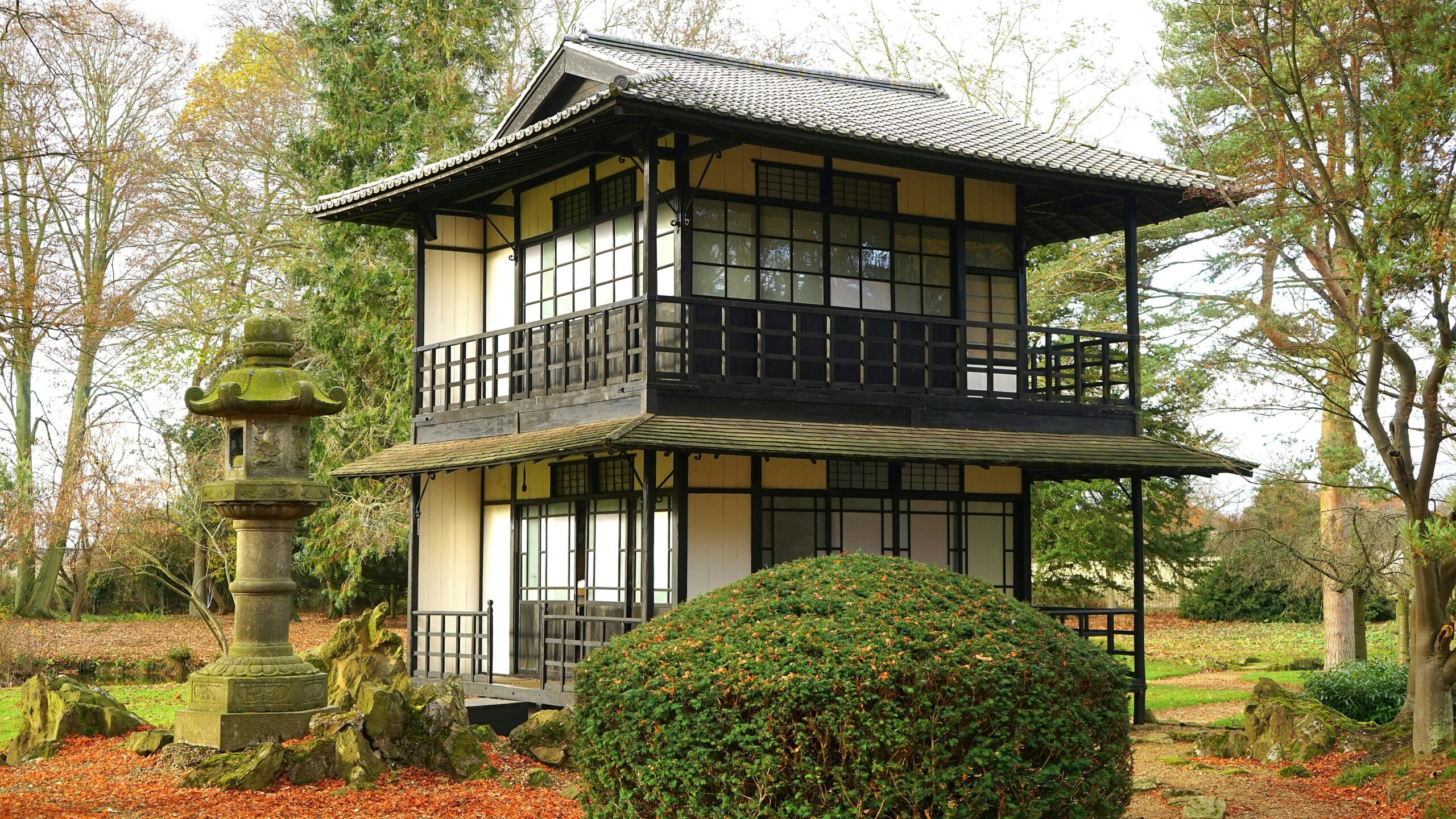 Weißes Und Schwarzes 2 Stöckiges Haus