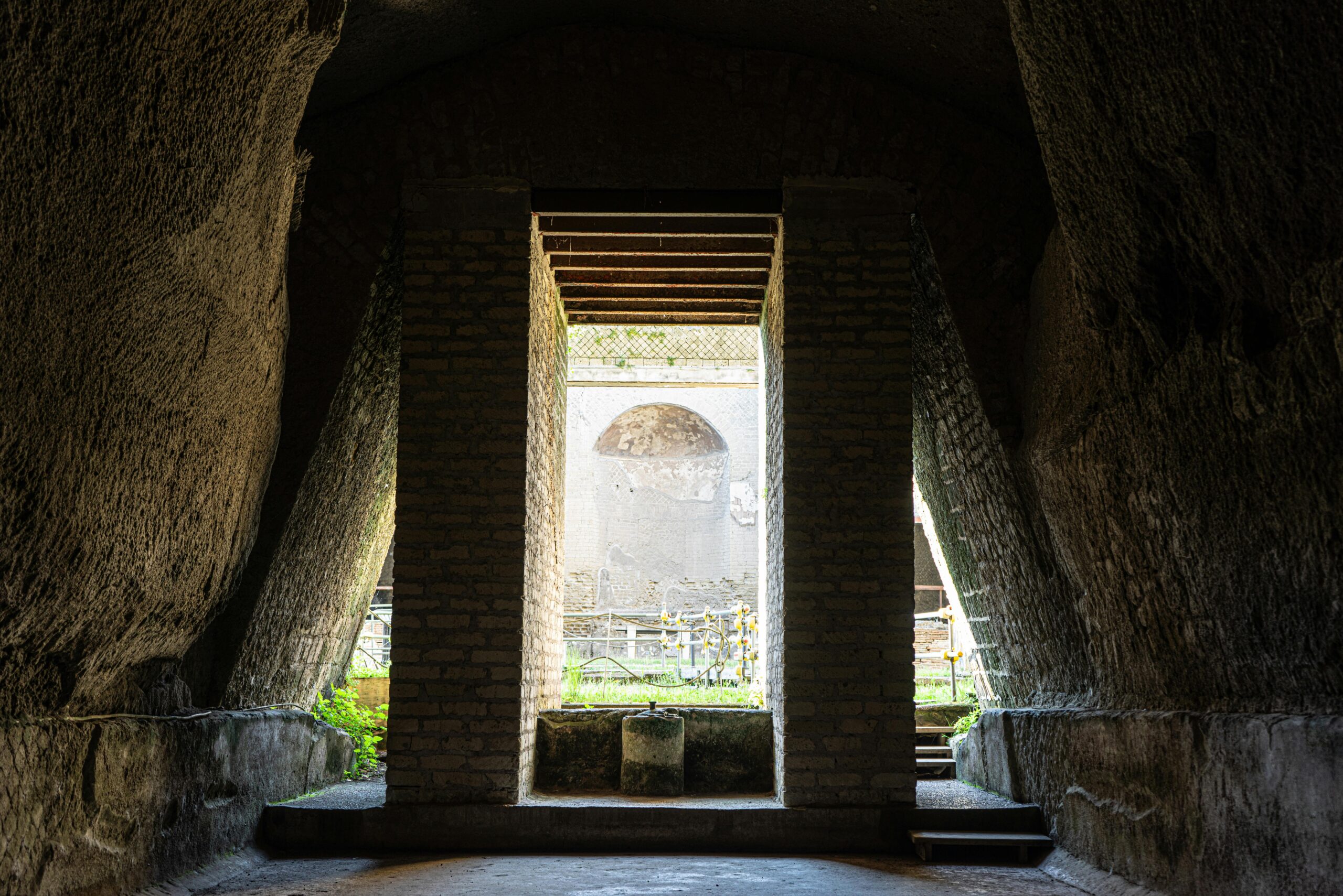 Blick aus dem Inneren eines antiken römischen Bauwerks in Ercolano, Italien, das historische Architektur zeigt.