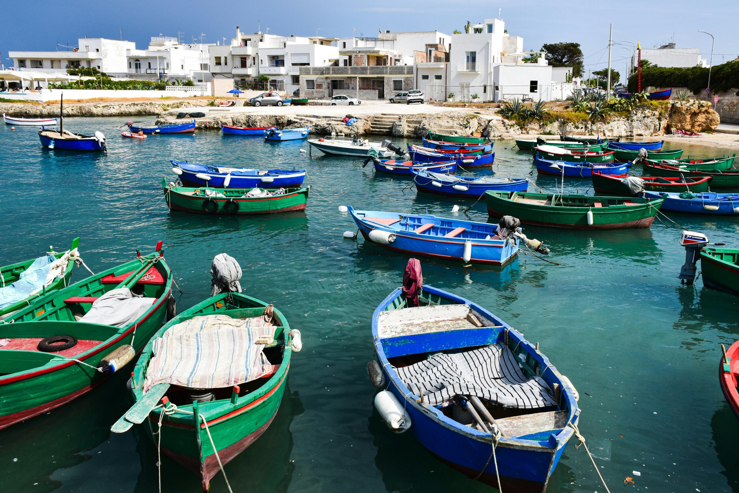 Lebendige Fischerboote liegen in einem ruhigen Hafen in Apulien, Italien. Ideal für Reisebilder.
