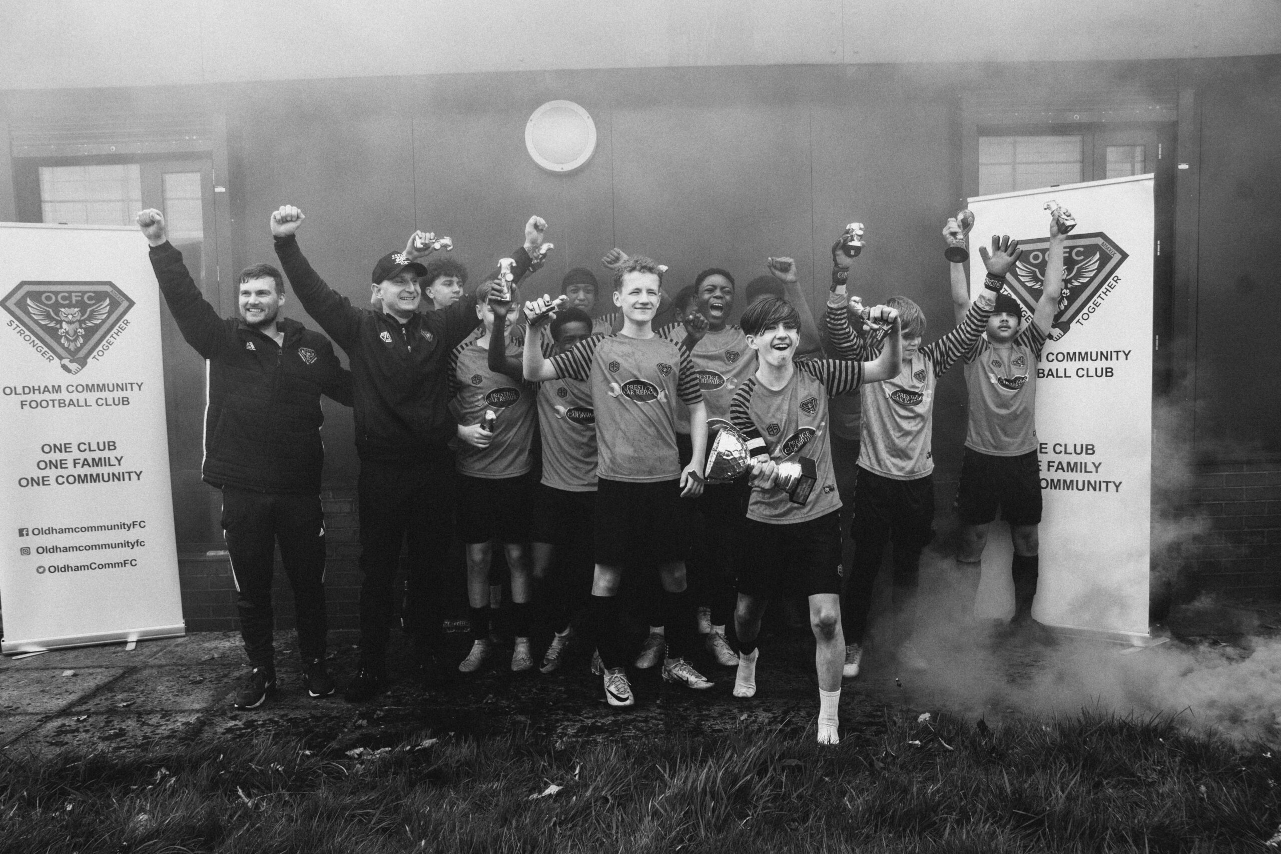 Jugendfußballmannschaft feiert den Sieg beim Oldham Community Football Club in Manchester.