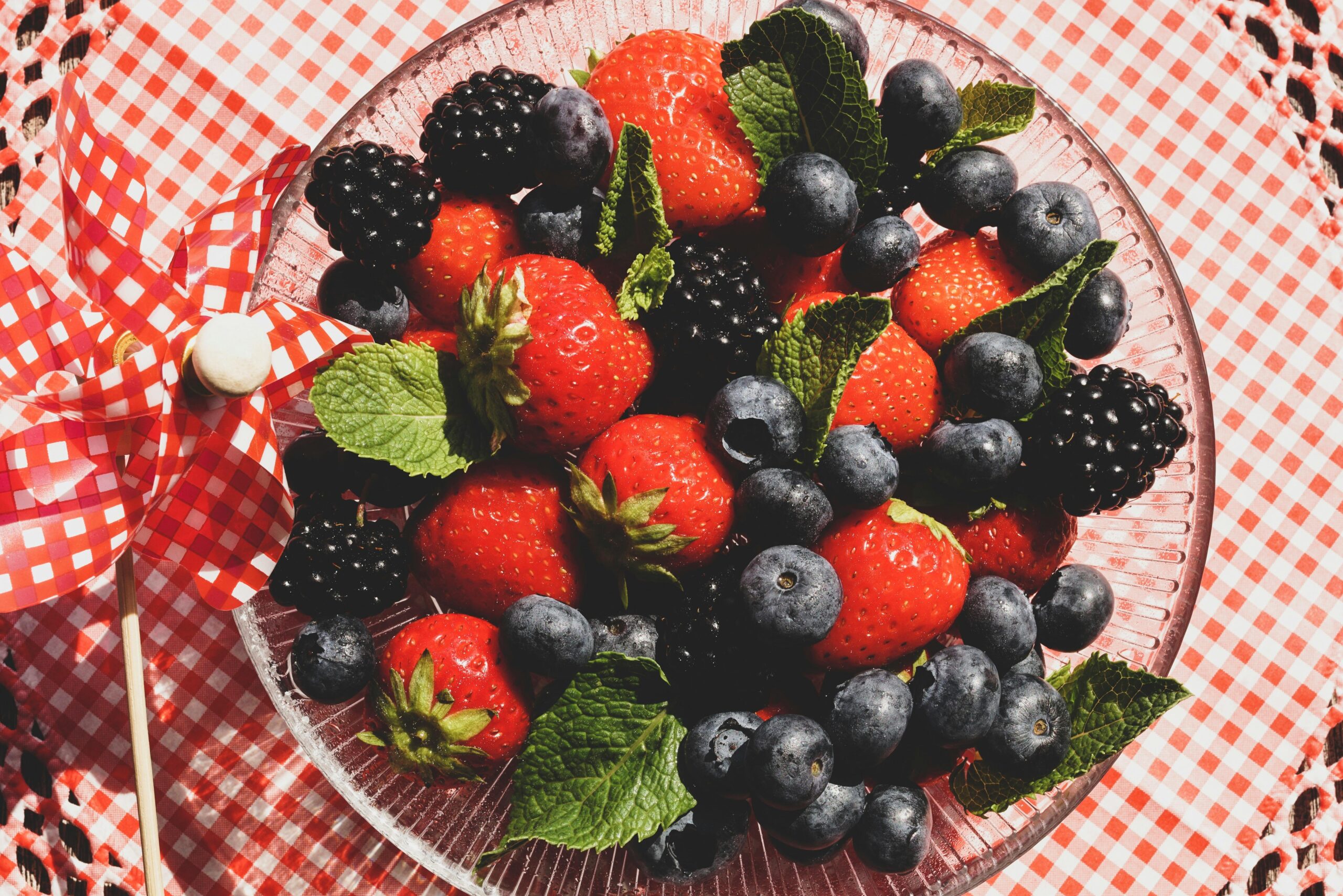 Erdbeeren Und Blaubeeren Auf Glasschale