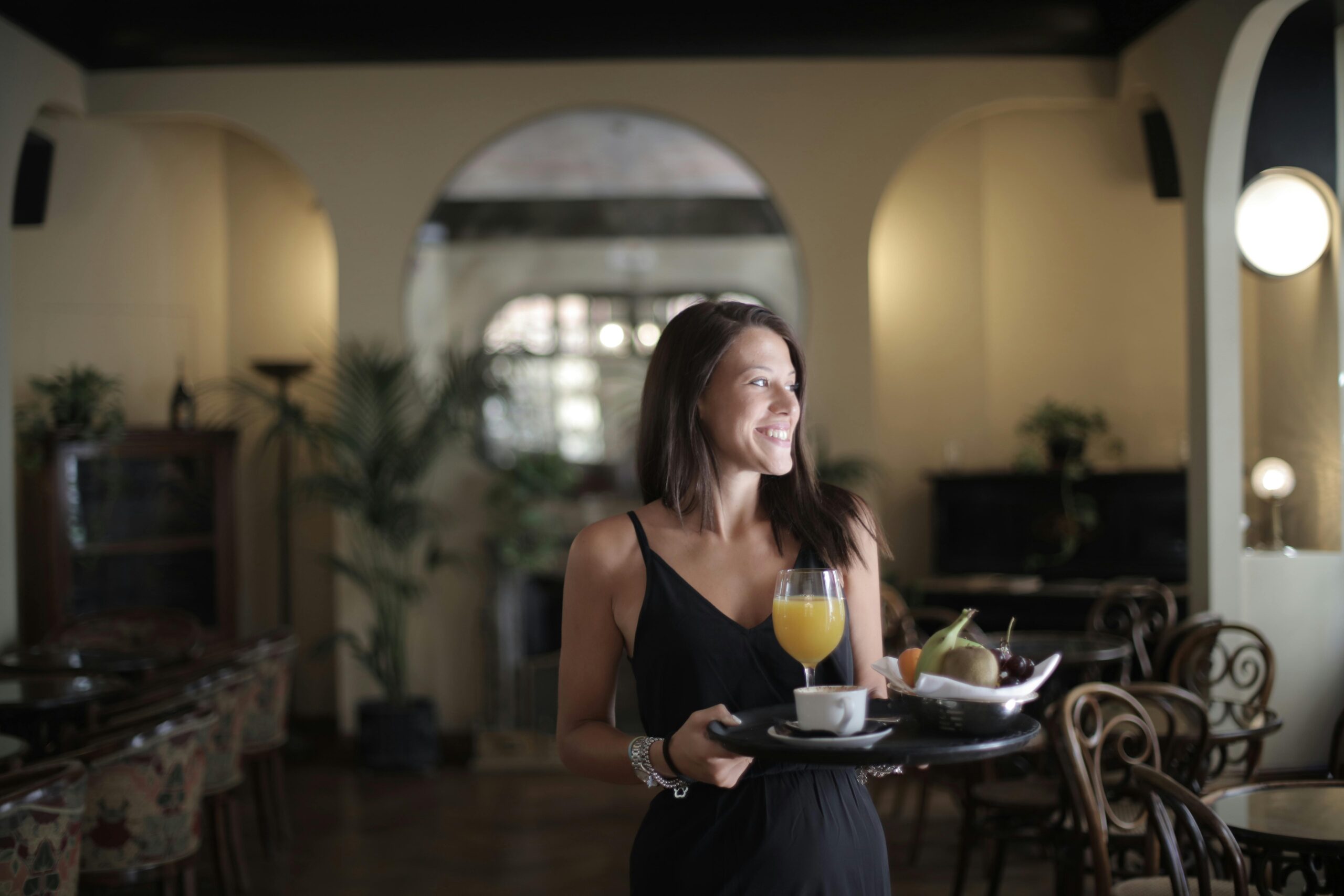 Glückliche Frau, Die Tablett Mit Frühstück Im Hotelrestaurant Trägt