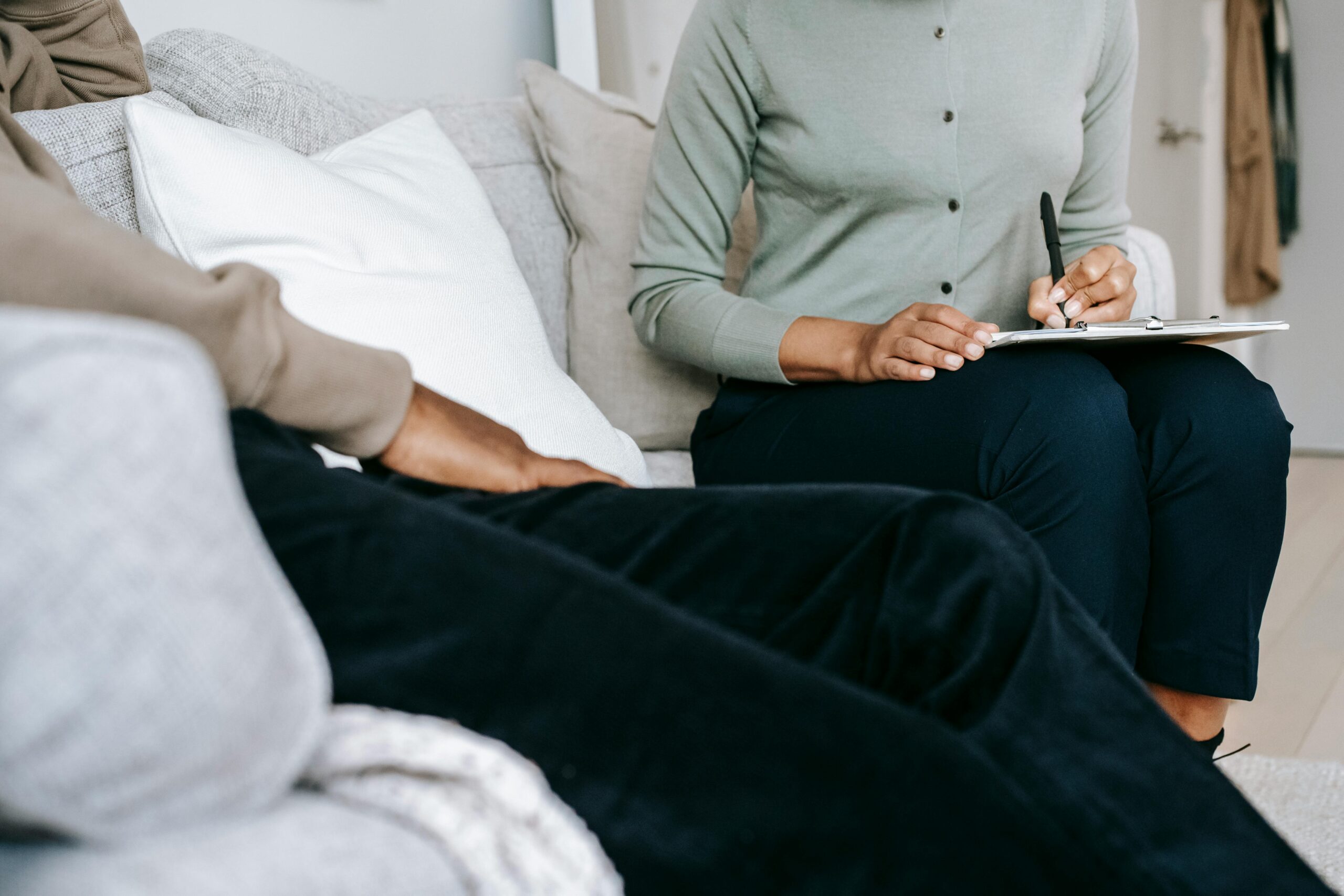 Ernte Gesichtslose Psychologin, Die Während Der Psychotherapie Sitzung Notizen Macht
