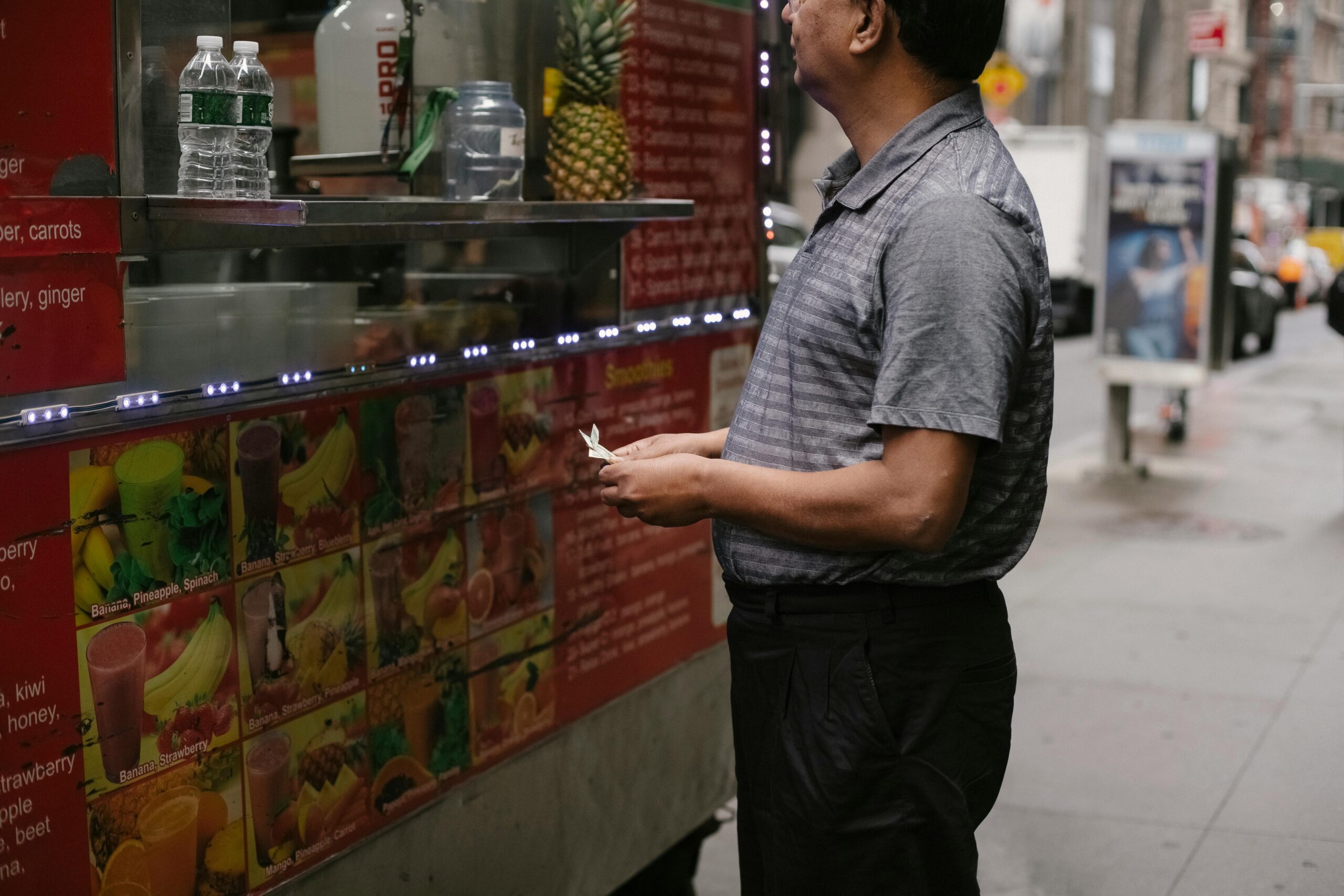 Ernten Sie Ruhigen Mann, Der Nahe Food Truck In Der Stadt Steht