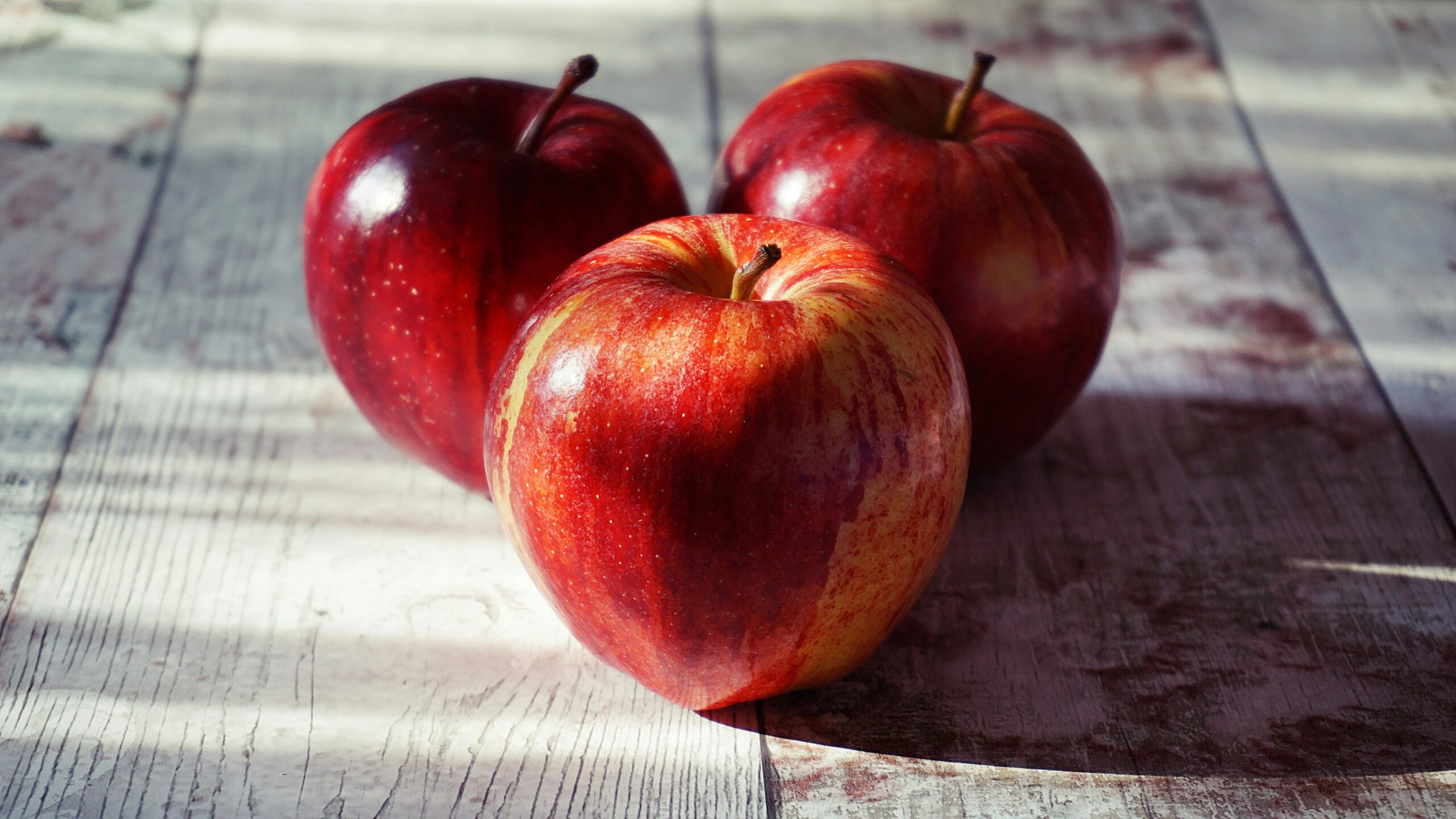 Drei Rote äpfel Auf Holzoberfläche