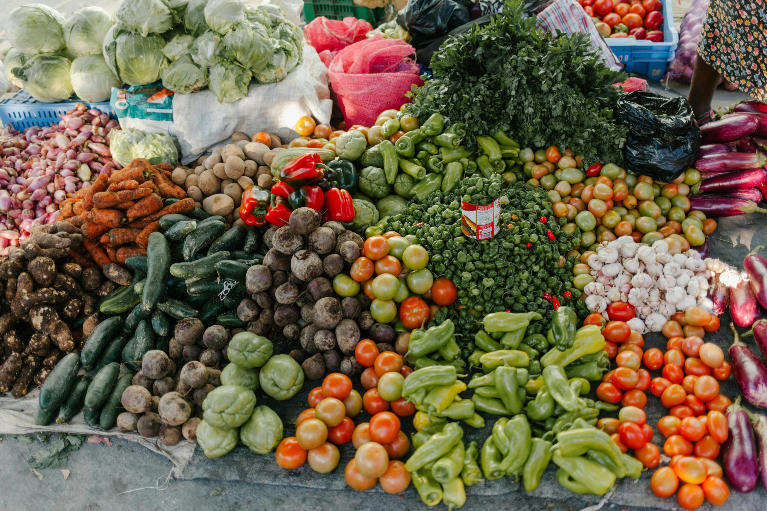 Verschiedene Gemüsesorten Im Stapel Am Straßenmarkt