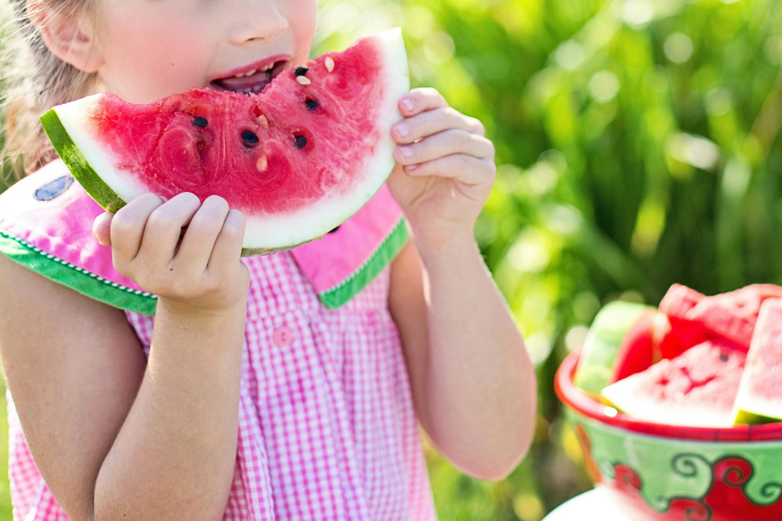 MÃ¤dchen, Das Geschnittene Wassermelonen Frucht Neben Tisch Isst