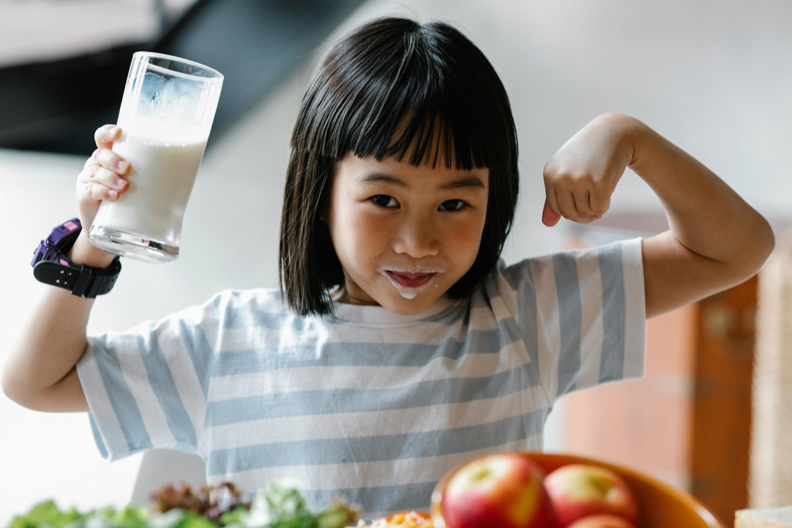 Asiatisches Mädchen Mit Milch Auf Den Lippen